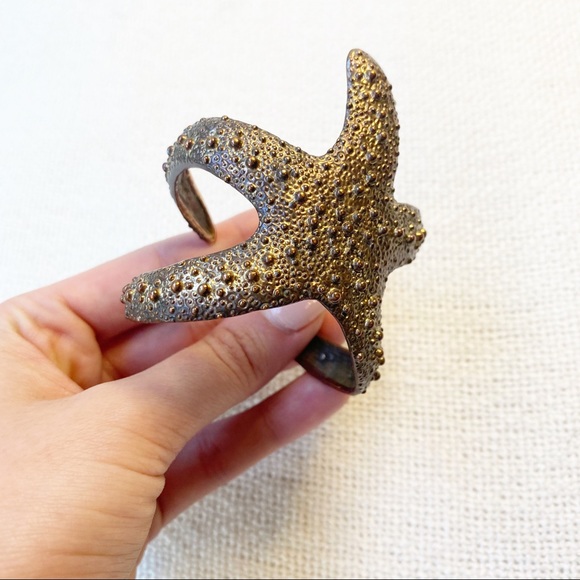VINTAGE Starfish Textured Brassy Cuff - Picture 2 of 4